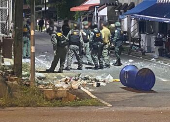 ANGGOTA polis dan tentera mengepung kawasan letupan di Yingo, Narathiwat, Thailand. – IHSAN POLIS