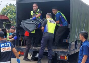 POLIS mengangkat salah seorang mangsa kejadian bunuh lima sekeluarga untuk dibawa ke Hospital Tengku Ampuan Afzan (HTAA) di Kuantan, Pahang.