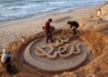 PENDUDUK Gaza melihat arca pasir dengan mesej ucapan ‘Selamat Datang, Ramadan’ di sebuah pantai di Khan Yunis, selatan Palestin. – AFP