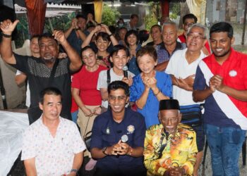 MOHD. Arshad Abdul Rahman (kiri) pada Program Penyampaian Bantuan Kepada Pemandu Bas dan Van Sekolah sempena Tahun Baharu Cina di Jalan Bukit Dumbar, George Town, Pulau Pinang.-UTUSAN/DANIAL SAAD