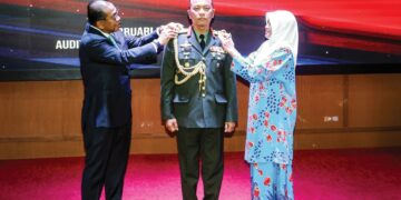 MOHAMED Khaled Nordin (kiri) dan Siti Juana Md. Ibrahim memakaikan pangkat kepada Malek Razak Sulaiman dalam Majlis Pelantikan PAT Ke-24 di Auditorium Wisma Pertahanan, Kuala Lumpur, semalam. – UTUSAN/MUHAMAD IQBAL ROSLI