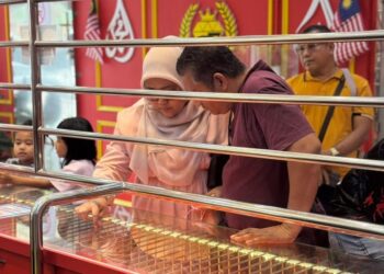 ORANG ramai menyerbu premis MZ Gold di Kota Bharu, Kelantan untuk membeli barang kemas susulan kejatuhan harga emas.