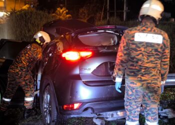 ANGGOTA bomba mengeluarkan mangsa kemalangan dua kereta di Taman Meru Industrial Estate, Jelapang di Ipoh hari ini.