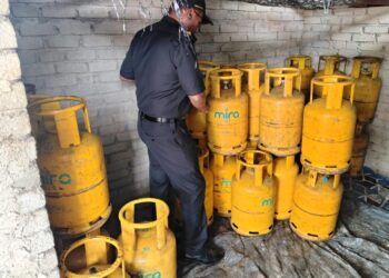PEGAWAI penguatkuasa Pejabat Perdagangan Dalam Negeri dan Kos Sara Hidup Terengganu menumpaskan kegiatan penyimpanan gas petroleum cecair (LPG) tanpa kebenaran dalam satu serbuan di sebuah premis tanpa nama berhampiran Bukit Tunggal, Kuala Nerus, Terengganu. - IHSAN KPDN TERENGGANU