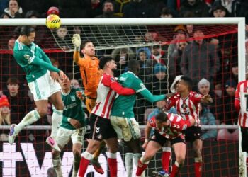 Pemain pertahanan Liverpooli, Virgil van Dijk (kiri) menanduk bola hantaran Mohamed Salah untuk menjaringkan gol dalam aksi menentang Sunderland di Stadium of Lights, semalam. - AFP