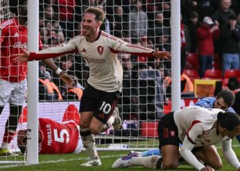 Pemain tengah Liverpool, Alexis Mac Allister meraikan jaringan gol menentang Nottingham Forest dalam aksi Liga Perdana Inggeris di The City Ground, semalam. - AFP