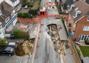 LUBANG benam yang masih belum dibaiki walaupun sudah setahun terbentuk di Surrey. - Foto Getty Images