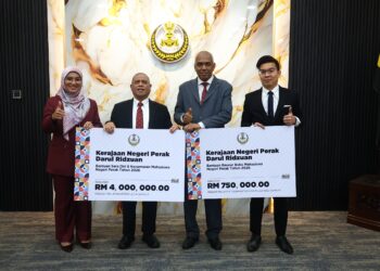 SAARANI Mohamad (tiga dari kanan) menyampaikan cek cura pada Majlis Pelancaran Bantuan Sara Diri, Bantuan Kecemasan dan Bantuan Baucar Buku Mahasiswa Perak Tahun 2026 di Bangunan Setiausaha Kerajaan Negeri di Ipoh hari ini.
