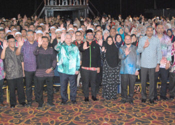 Zulkifli Hasan bergambar kenangan bersama petugas haji selepas majlis penutup Program Pengukuhan Petugas Haji Tanah Suci 1447H/2026M di Kem Pertama Resort di Alor Gajah malam tadi. -UTUSAN/AMRAN MULUP