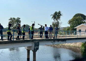 LAWATAN pihak berwajib bersama JAS di kolam tadahan banjir di Bukit Rambai semalam bagi menjalankan siasatan serta pemantauan susulan kejadian air berwarna hitam disyaki berpunca daripada pelepasan sisa kilang. - UTUSAN/AMRAN ALI