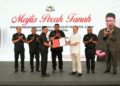 AB Rauf Yusoh (tengah) menyaksikan penyerahan LOI kepada MRCB Builders bagi skop cadangan projek berkenaan.