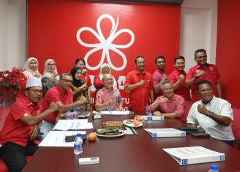 RAZALI Idris (duduk, tengah) bersama ahli Parti Pribumi Bersatu Malaysia (Bersatu) menyatakan sokongan terhadap kepemimpinan Muhyiddin Yasssini .- UTUSAN/ERMA YUSNIDA JUSOH