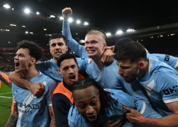 Pemain-pemain Manchester City meraikan jaringan gol penyerang pasukan itu, Erling Haaland dalam aksi Liga Perdana Inggeris menentang Liverpool di Anfield, semalam. - AFP