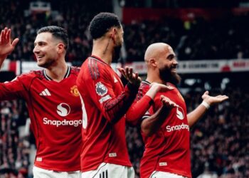 Penyerang Manchester United, Bryan Mbeumo (kanan) meraikan jaringan gol bersama rakan sepasukan dalam aksi Liga Perdana 
Inggeris menentang Tottenham Hotspur di Old Trafford, kelmarin. 
– FB MANCHESTER UNITED