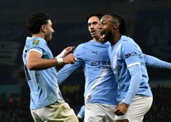 Penyerang Manchester City, Omar Marmoush meraikan jaringan gol bersama rakan sepasukan, Tijjani Reijnders (tengah) dam Antoine Semenyo dalam aksi separuh akhir kedua menentang Newcastle United di Stadium Etihad, Manchester, semalam. - AFP