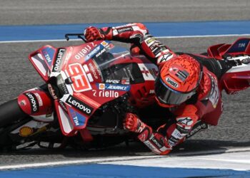 Marc Marquez menguji jenteranya dalam ujian kedua pramusim MotoGP di Litar Antarabangsa Buriram, Thailand, kelmarin. - AFP
