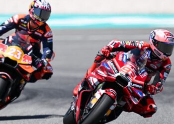 Pelumba Ducati Lenovo Team, Marc Marquez (kanan) dan pelumba Red Bull KTM Tech3, Enea Bastianini menguji motosikal masing-masing dalam ujian pramusim di Litar Antarabangsa Sepang (SIC) Petronas, semalam. - AFP