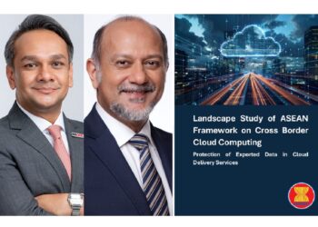 GOBIND Singh Deo (kanan) bersama Anuar Fariz Fadzil menunjukkan simbolik kerjasama selepas ASEAN mengesahkan Kerangka Serantau mengenai Pengkomputeran Awan Rentas Sempadan yang diterajui Malaysia, baru-baru ini.