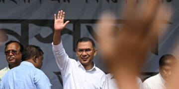GAMBAR fail Tarique Rahman melambaikan tangan ke arah penyokongnya. - Foto AFP