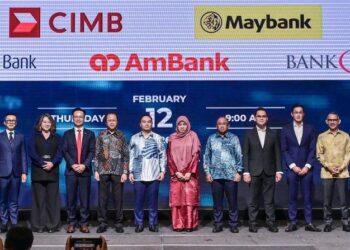 MEGAT Zuhairy Megat Tajuddin (lima dari kanan) ketika sesi bergambar bersama barisan rakan kerjasama pada majlis menandatangani MoU antara MyDigital ID dan institusi kewangan, e-Wallet dan fintech di W Hotel Kuala Lumpur di sini, semalam. - UTUSAN/SYAKIR RADIN