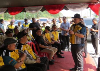 ALEXANDER Nanta Linggi (dua dari kanan) melawat Tapak Projek Lingkaran Tengah Utama (LTU) Pakej 3B dan 3C dekat Taman Wangi, Gua Musang, Kelantan.