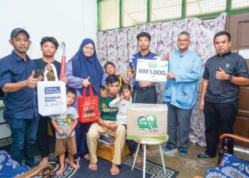 MOHD. JAZRI IKMAL HIJAZ (kanan) dan Ketua MMTV, Roshihan Annuar Yub (kiri) bersama penerima bantuan, Mohd Nazif Mansor (tengah) dan keluarga semasa  Jelajah Mulia Bersama Mahsuri Dagang di Kuarters Sains, Kampung Sungai Terip, Negeri Sembilan, Khamis lalu.