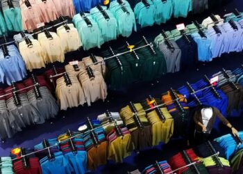 SEDIAKAN senarai barangan sebelum membeli-belah.