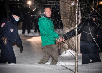 KEMENTERIAN Luar Russia menafikan Alexy Navalny (tengah) mati diracun ketika dipenjara. - Foto AFP