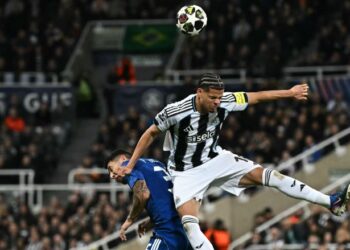 Penyerang Newcastle United, William Osula (kanan) bersaing dengan tonggak tengah Qarabag, Pedro Bicalho dalam play-off kedua Liga Juara-Juara di St James' Park, semalam. - AFP