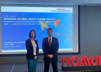 ATSUSHI Ichii (kanan) dan Rika Naito ketika pelancaran Dana Ekuiti Pelbagai Tema Global Nomura (GMT) di sini, hari ini.