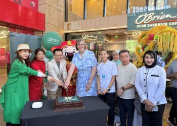 KETUA Pegawai Eksekutif O'Briens, Brian Pua (tiga dari kiri); Duta Ireland ke Malaysia, Orla Tunney (tengah) dan Nisa Bakri (paling kanan) ketika Majlis Pembukaan Cawangan O’Briens di Menara OCBC di Kuala Lumpur, baru-baru ini.