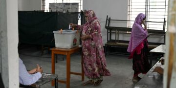 SEORANG wanita memasukkan kertas undi di sebuah pusat pengundian di Dhaka hari ini. - Foto AFP