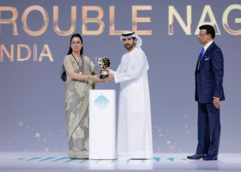 ROUBLE Nagi menerima Hadiah Hari Guru Global di Dubai semalam. - Foto Pejabat Media Dubai