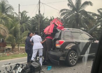 KEADAAN penghantar makanan yang terlibat kemalangan selepas motosikalnya melanggar belakang sebuah kenderaan utiliti sukan di Kilometer 4, Jalan Simpang Lima-Kampung Koh, Sitiawan semalam.