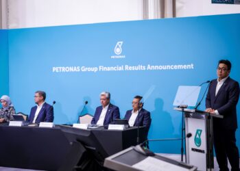 TENGKU Muhammad Taufik (kanan) bercakap pada Majlis Pengumuman Keputusan Kewangan Kumpulan Petronas 2025 di Menara Berkembar Petronas (KLCC) semalam. - UTUSAN/MUHAMAD IQBAL ROSLI