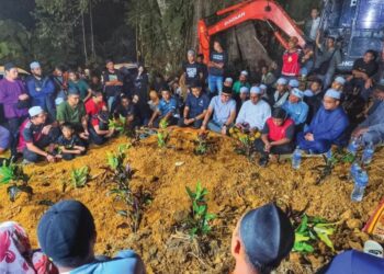 LIMA sekeluarga yang maut dalam kejadian kebakaran di Kampung Pamah Kulat selamat dikebumikan di Tanah Perkuburan Kampung Bukit Gelugor Pamah Kulat, Raub, Pahang.
