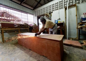 TANPA usaha melahirkan pelapis baharu,  tradisi membuat keranda akan hilang bersama usia para pembuatnya.-MINGGUAN/SHAIKH AHMAD RAZIF