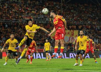 PEMAIN tengah Selangor FC, Hugo Boumous (tiga dari kanan) melakukan tandukan sambil dihalang oleh pemain Negeri Sembilan FC, Kei Oshiro dalam aksi timbal balik suku akhir Piala Malaysia di Stadium Majlis Bandaraya Petaling Jaya (MBPJ), kelmarin yang berkesudahan Gergasi Merah menang besar 5-1.- GAMBAR: FARIZ RUSADIO