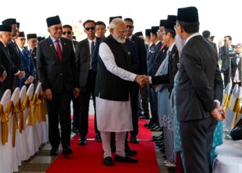 ANWAR (kiri) mengiringi Narendra Modi (tengah) di Kompleks Perdana Putra, Putrajaya semasa lawatan dua hari beliau ke negara ini, kelmarin. - GAMBAR IHSAN PEJABAT PERDANA MENTERI