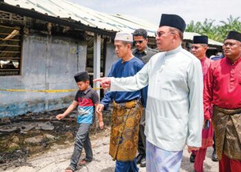 ANWAR Ibrahim ketika melawat tapak rumah yang terlibat dengan kebakaran di Kampung Seri Cheeding Banting, semalam. – Gambar Pejabat Perdana Menteri