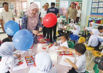 FADHLINA Sidek berbual dengan murid-murid prasekolah pada Majlis Penyerahan Papan Pintar Prasekolah di Sekolah Kebangsaan Bandar Tasek Mutiara, Nibong Tebal, Pulau Pinang. – UTUSAN/DANIAL SAAD