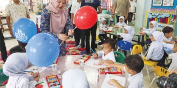 FADHLINA Sidek berbual dengan murid-murid prasekolah pada Majlis Penyerahan Papan Pintar Prasekolah di Sekolah Kebangsaan Bandar Tasek Mutiara, Nibong Tebal, Pulau Pinang. – UTUSAN/DANIAL SAAD