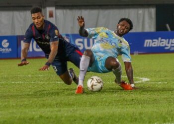 Pemain Penang FC, Douglas Coutinho (kanan) diasak pemain Johor Darul Ta’zim (JDT), Eddy Silvestre Pascual dalam aksi Liga Super di Stadium Bandaraya Pulau Pinang di sini. Gambar/Danial Saad