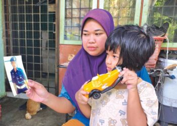 NUR Ardini Rryna menunjukkan gambar mendiang abangnya, Koperal Nurit Pandak ketika ditemui di Kampar, Perak. - UTUSAN/AIN SAFRE BIDIN