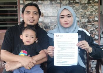 PASANGAN Muhammad Rizal Azlan dan Siti Fatimah Sani bersama Muhammad Mikail Rafanza yang memerlukan bantuan. – MINGGUAN/WAT KAMAL ABAS