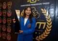 Pemenang Anugerah Olahragawati MASUM Tahun 2024, Nurul Izzah Izzati Mohd Asri bersama trofi pada Anugerah Sukan MASUM 2023-2024 di Kementerian Pengajian Tinggi, di sini, hari ini. GAMBAR : FAISOL MUSTAFA