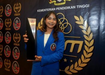 Pemenang Anugerah Olahragawati MASUM Tahun 2024, Nurul Izzah Izzati Mohd Asri bersama trofi pada Anugerah Sukan MASUM 2023-2024 di Kementerian Pengajian Tinggi, di sini, hari ini. GAMBAR : FAISOL MUSTAFA