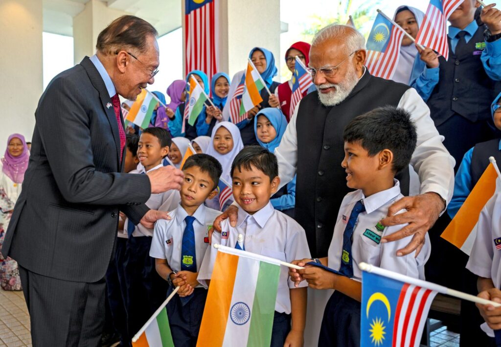 Guna ringgit dan rupee dalam perdagangan, pelaburan