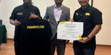 AZLAN Kamal Hussein Kamal (tengah) dan Khairun Naim (kanan) bergambar selepas menandatangani kerjasama strategik di antara kedua-dua syarikat, baru-baru ini.