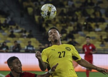 Gabriel Palmero mengawal bola daripada dirampas pemain Singapura, Muhammad Shawal Anuar dalam aksi persahabatan di Stadium Nasional Bukit Jalil. - UTUSAN/AMIR KHALID